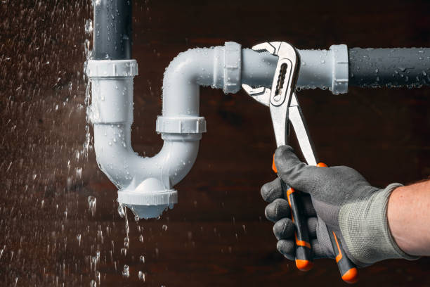 Professional Emergency Plumber technician working in Iola, TX